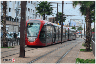 Un conducteur de tramway arrête sa machine pour sauver un pigeon se trouvant sur l’un des rails
