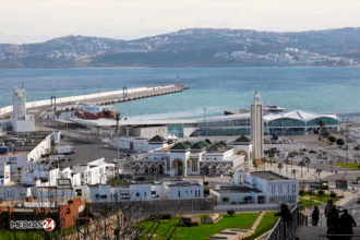 À Tanger, retrait des panneaux publicitaires et des antennes paraboliques en prévision de la CAN 2025