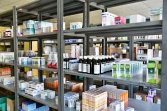 Baisse des prix des médicaments : un délai transitoire s'impose pour réétiqueter les stocks
