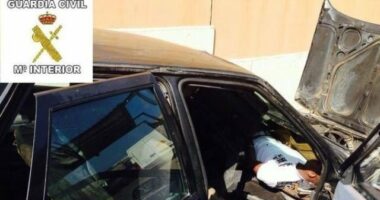 Pour passer à Melilia, il se cache dans le tableau de bord de la voiture