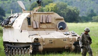 Camions militaires américains et pièces d’artillerie offerts au FAR