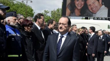 Vidéo. Un policier refuse de serrer la main de Valls et Hollande