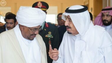 Le Roi Salman reçoit le président soudanais à Tanger