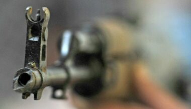 Une boutique de souvenirs Kalachnikov en plein aéroport de Moscou