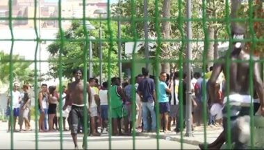 Vidéo: une centaine de personnes forcent les grillages à Mélilia