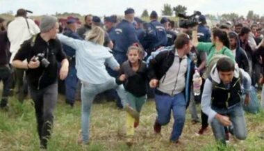 Hongrie: inculpation pour une journaliste qui a frappé des migrants