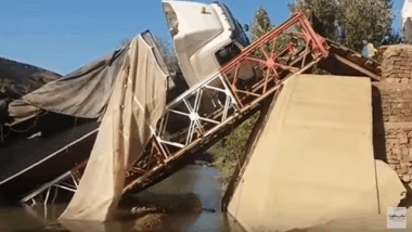 Vidéo. Un pont s'effondre sous le poids d'un camion à Azilal