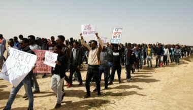 Israël: la Justice suspend un plan d'expulsion de milliers d'Africains