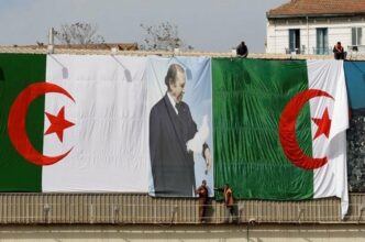 Des dizaines de milliers d'Algériens manifestent contre un 5e mandat