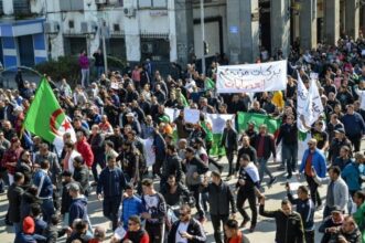 Bouteflika limoge son directeur de campagne, Alger s'installe dans l'attente