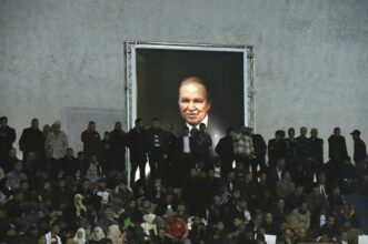 Algérie: le FLN de Bouteflika resserre les rangs sur la sortie de crise