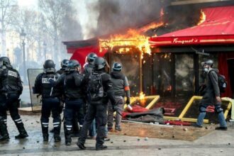Gilets jaunes: la France sous pression après un week-end calamiteux