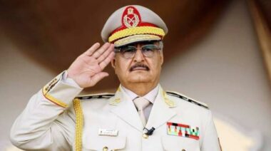 Libye: le gouvernement émet un mandat d'arrêt contre le maréchal Haftar