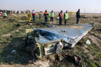 Crash en Iran: une vidéo montre les deux missiles touchant l’appareil