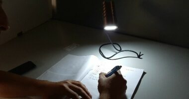 Des étudiants espagnols fabriquent des lampes pour les enfants marocains