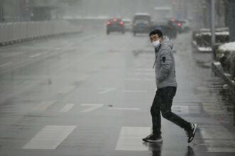 Coronavirus: près de 1.400 morts et 64.000 cas de contamination en Chine