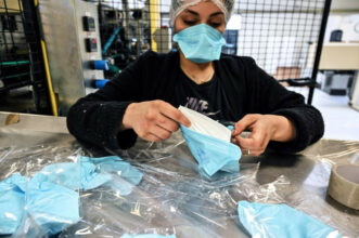 Masques et gels: le gouvernement décide de réglementer les prix