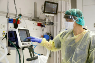 Respirateurs: face à une forte demande, l'industrie s'organise