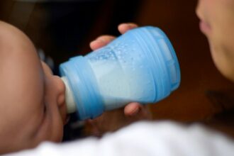 Vers dans du lait infantile: Danone France mène des investigations