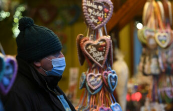 Virus: plus de 400.000 morts en Europe, une partie du continent retrouve ses magasins