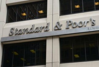 S&amp;P prive encore les Etats-Unis du &ldquo;triple A&rdquo; mais se montre plus optimiste