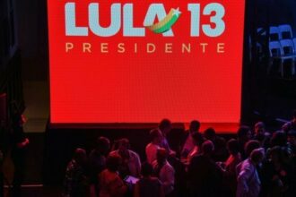 Brésil: Lula officiellement candidat, depuis sa prison