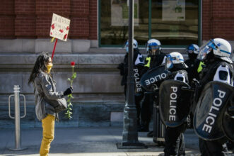 Covid: manifestations et heurts en Europe, les JO privés de spectateurs étrangers
