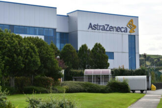 Covid-19: AstraZeneca reprend ses tests pour un vaccin au Royaume-Uni 