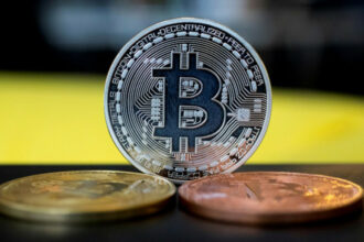 Le bitcoin dépasse 50.000 dollars et intéresse Wall Street