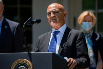 Covid-19: Nommé par Trump, D. Saloui doit développer un vaccin &ldquo;très rapidement&rdquo;