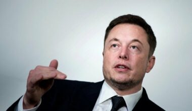 Tesla: les ennuis s'accumulent, le patron s'épanche et le titre chute