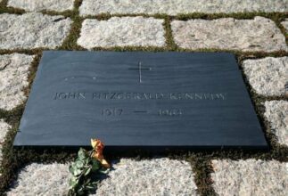 Etats-Unis: Obama et les Clinton sur la tombe de John F. Kennedy