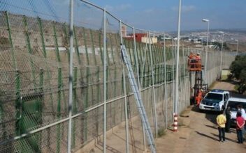 Assauts massifs d'immigrants africains à la frontière de Melilia