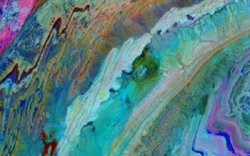 La NASA publie un étonnant cliché coloré de l'Anti-Atlas