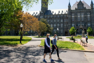 Entre virus et expulsion, inquiétude pour des milliers d'étudiants étrangers aux USA