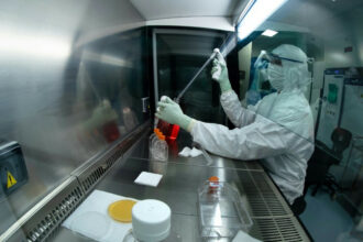 Covid-19: Sanofi lance les premiers essais de son second vaccin