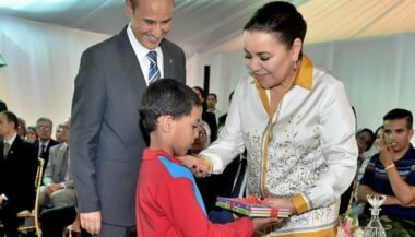 La Princesse Lalla Asmae chez les enfants et jeunes sourds