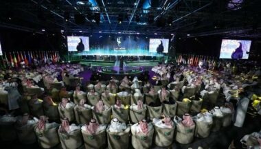 Photo du jour. Une assemblée masculine écoute attentivement une femme lors d'un hackathon en  Arabie saoudite