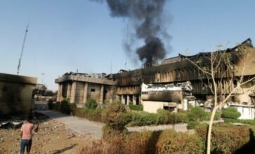 A Bassora à feu et à sang, des Irakiens brûlent le consulat d'Iran