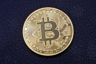 Le bitcoin dépasse les 30.000 dollars pour la première fois de son histoire