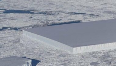 L'incroyable photo d'un iceberg parfaitement rectangulaire!