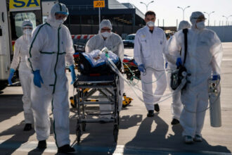 Coronavirus: 60.000 morts dans le monde, le masque s'impose peu à peu