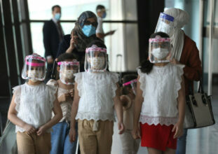 Les restrictions se durcissent dans le monde, l'Australie annonce un vaccin prometteur