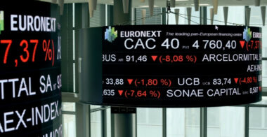 L'Europe, &ldquo;débordée&rdquo; par le virus, se reconfine ou se barricade