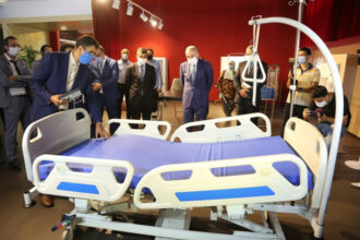Un groupe d'entreprises présente un lit de réanimation 100% fabriqué au Maroc