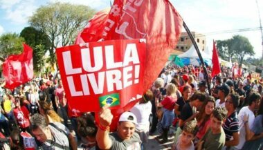 Brésil: l'ex-président Lula reste en prison après l'annulation d'un ordre de libération