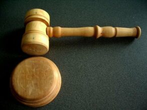 Justice: La défense demande l’acquittement des deux fonctionnaires des Finances