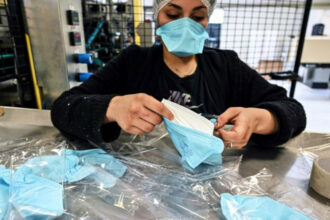 L'usine de la Gendarmerie royale a produit 17 millions de masques depuis février
