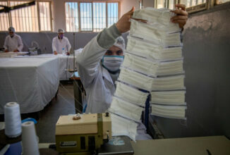 Au Maroc, des détenus confectionnent des masques sanitaires en prison (AFP)