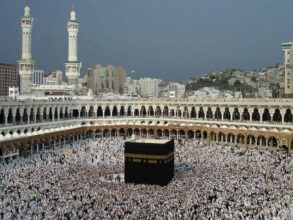 Benkirane reçoit les voyagistes à propos de la baisse du quota de l’omra